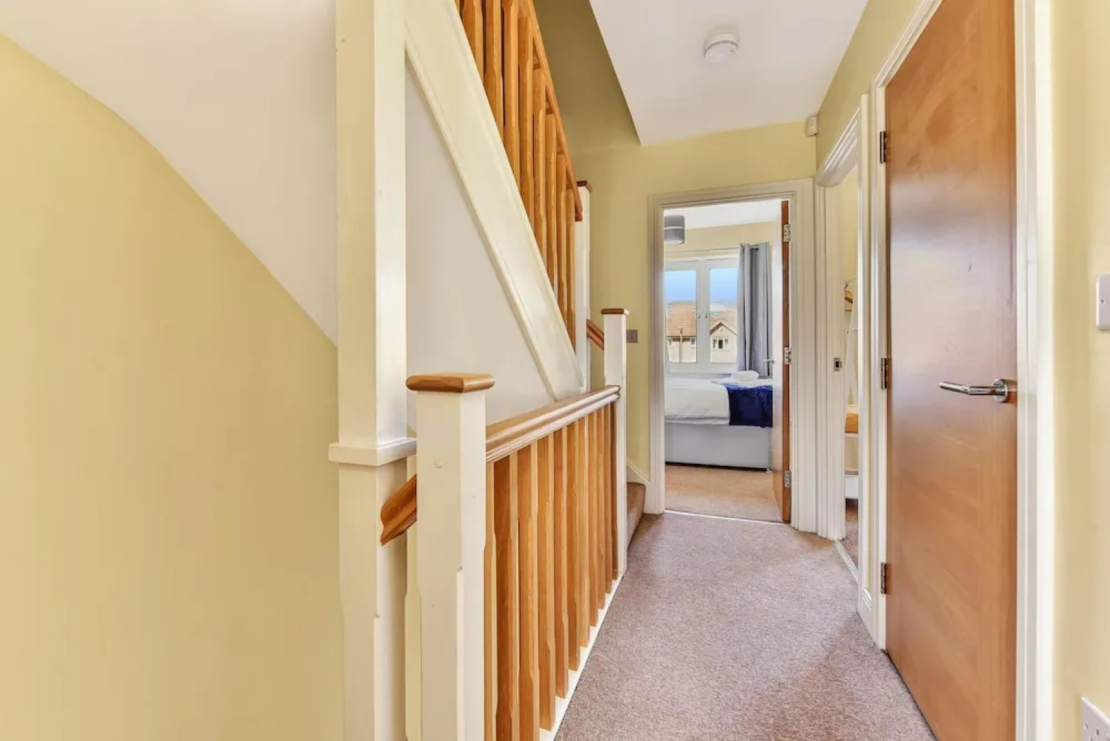 London Heathrow Living Serviced House 4 Bedrooms, 2.5 Bathrooms Up to 9 Beds