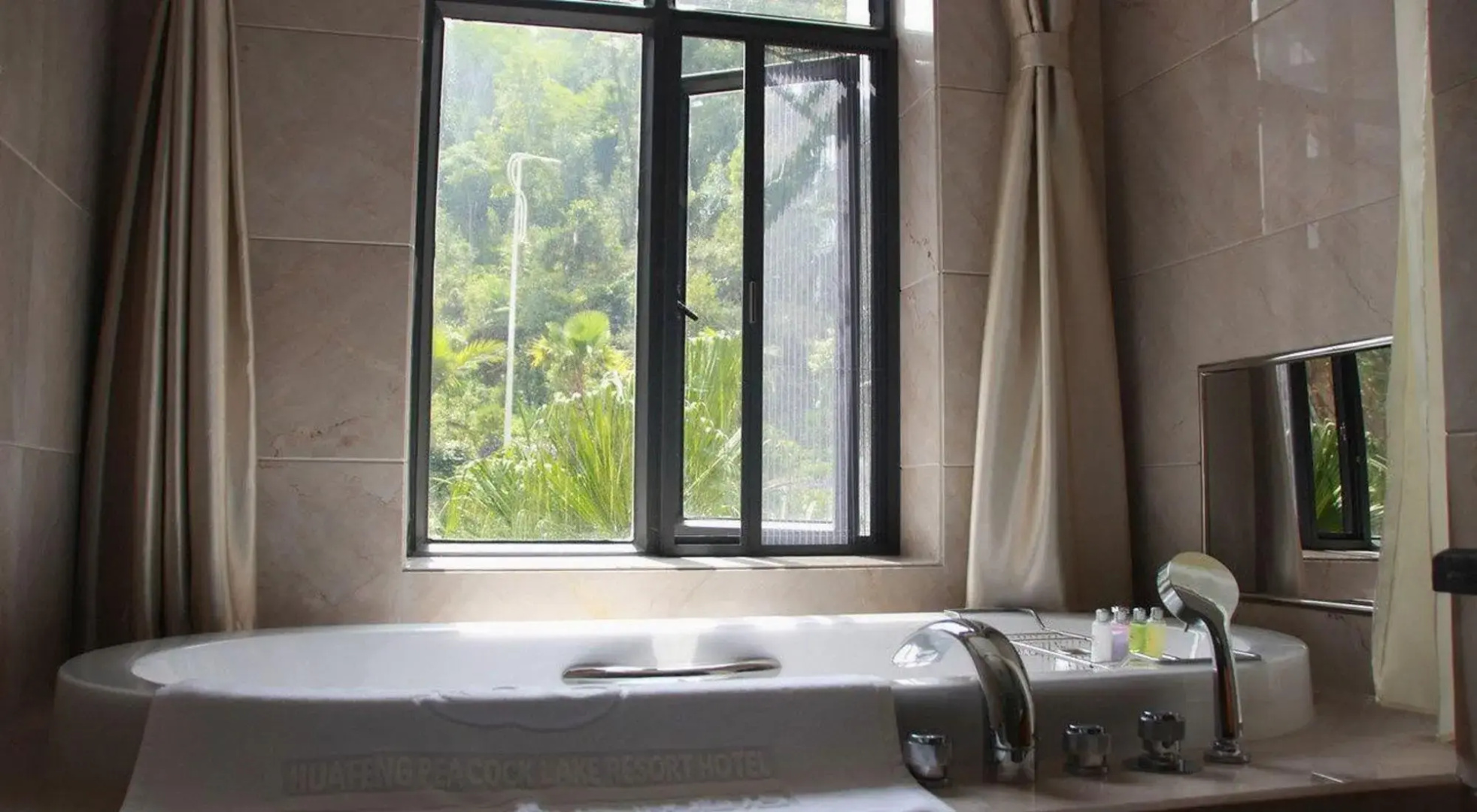 Huafeng Peacock Lake Hotel & Resort