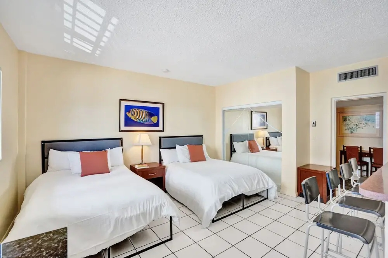 Gorgeous 1br apartment, a walk from the Beach