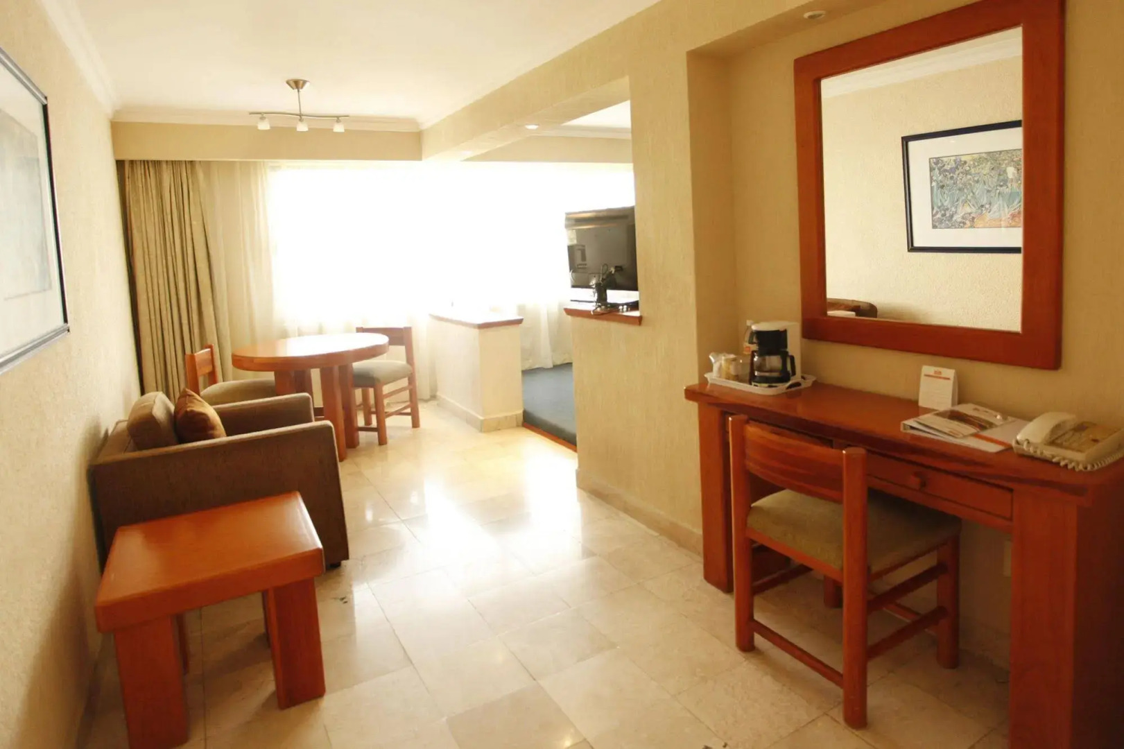 La Posada Hotel & Suites