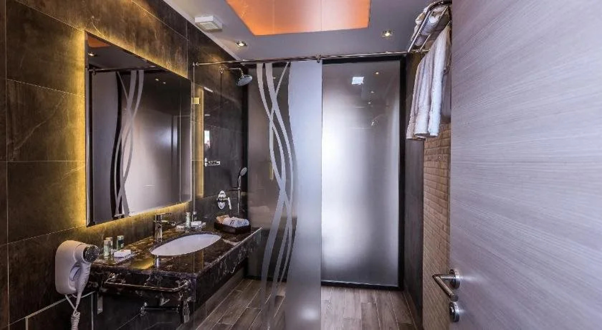 8 12 Art Guest House