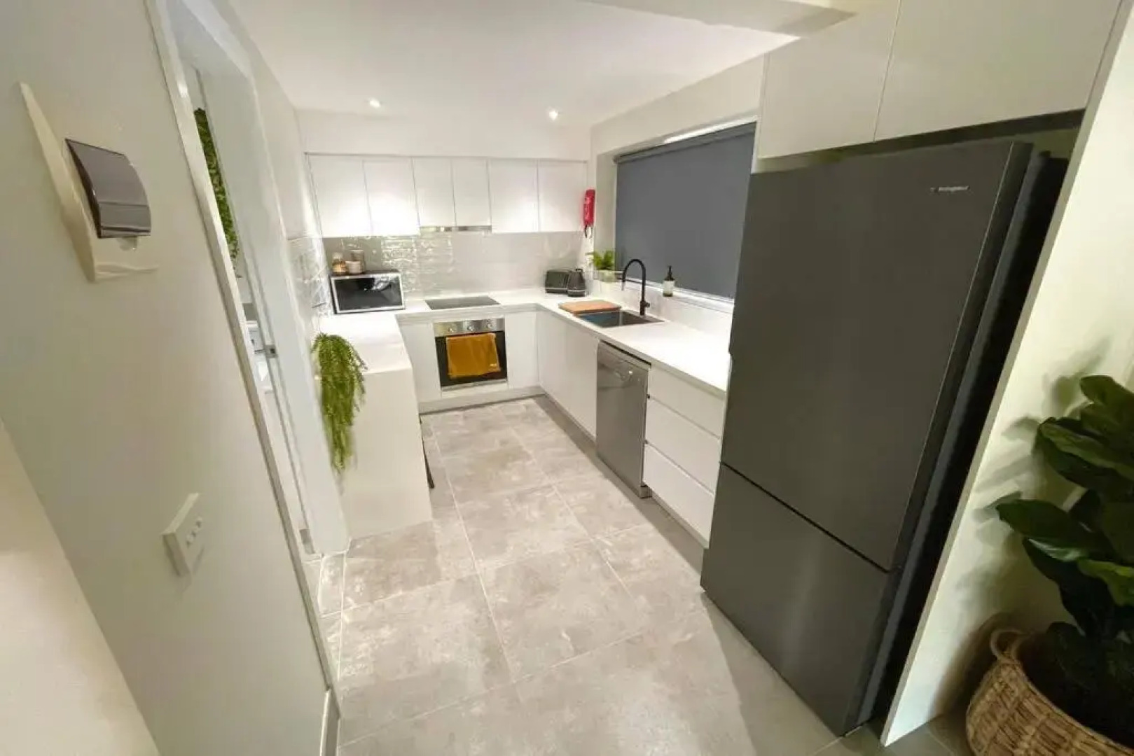 Quiet private getaway, private gym walk 2 beach