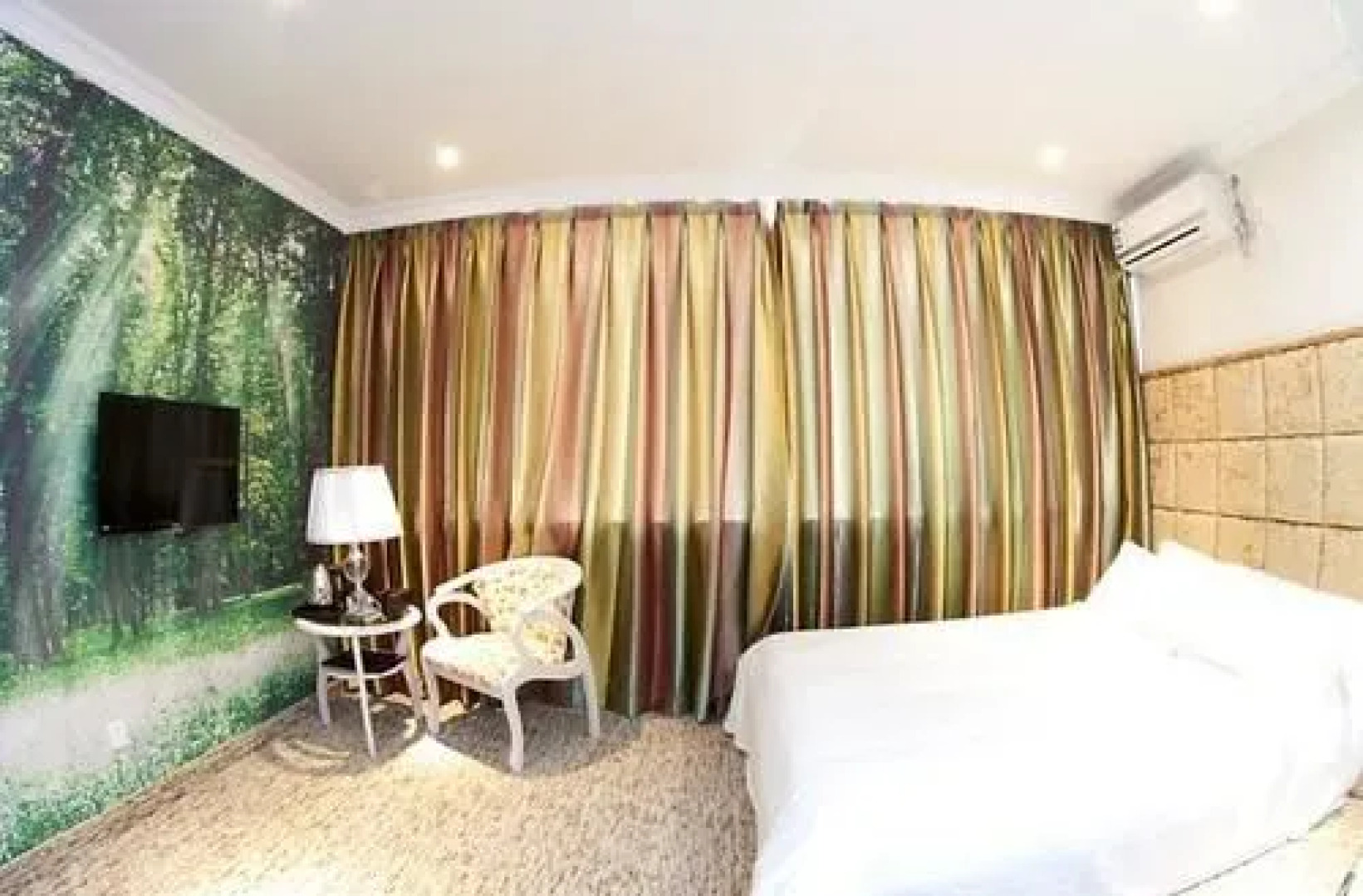 Yepu Night Theme Hotel