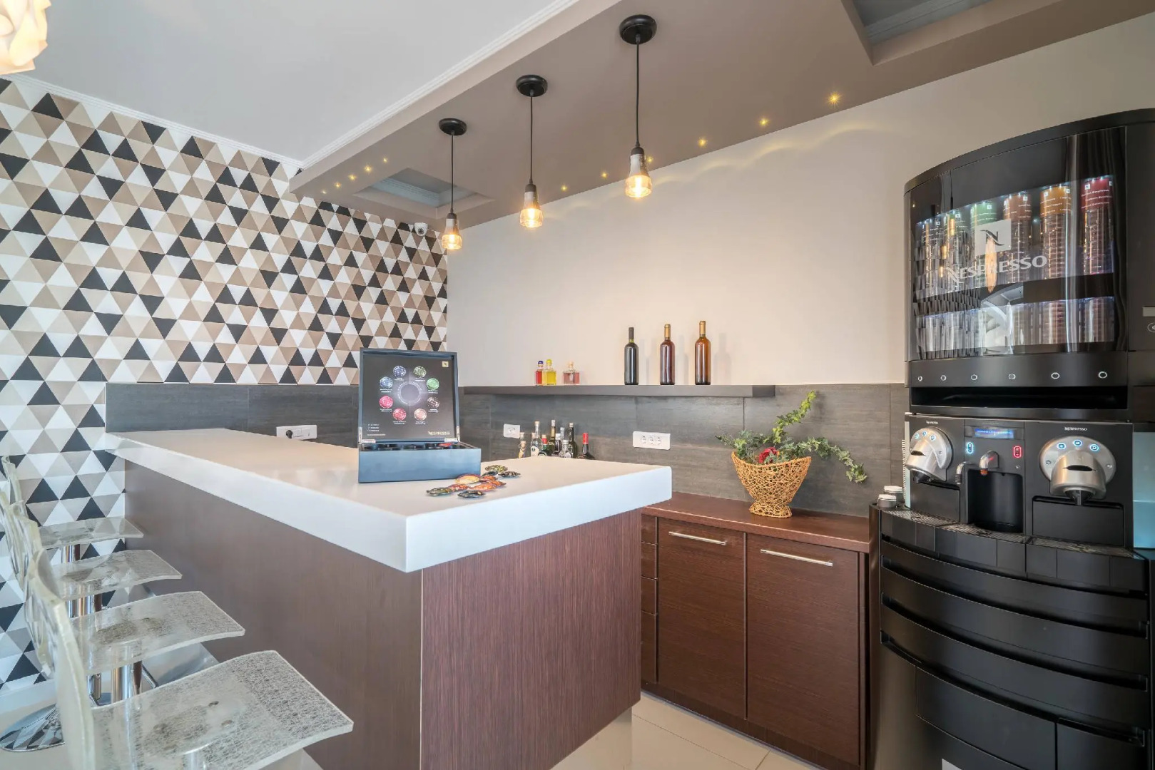 Kymothoe Elite Suites