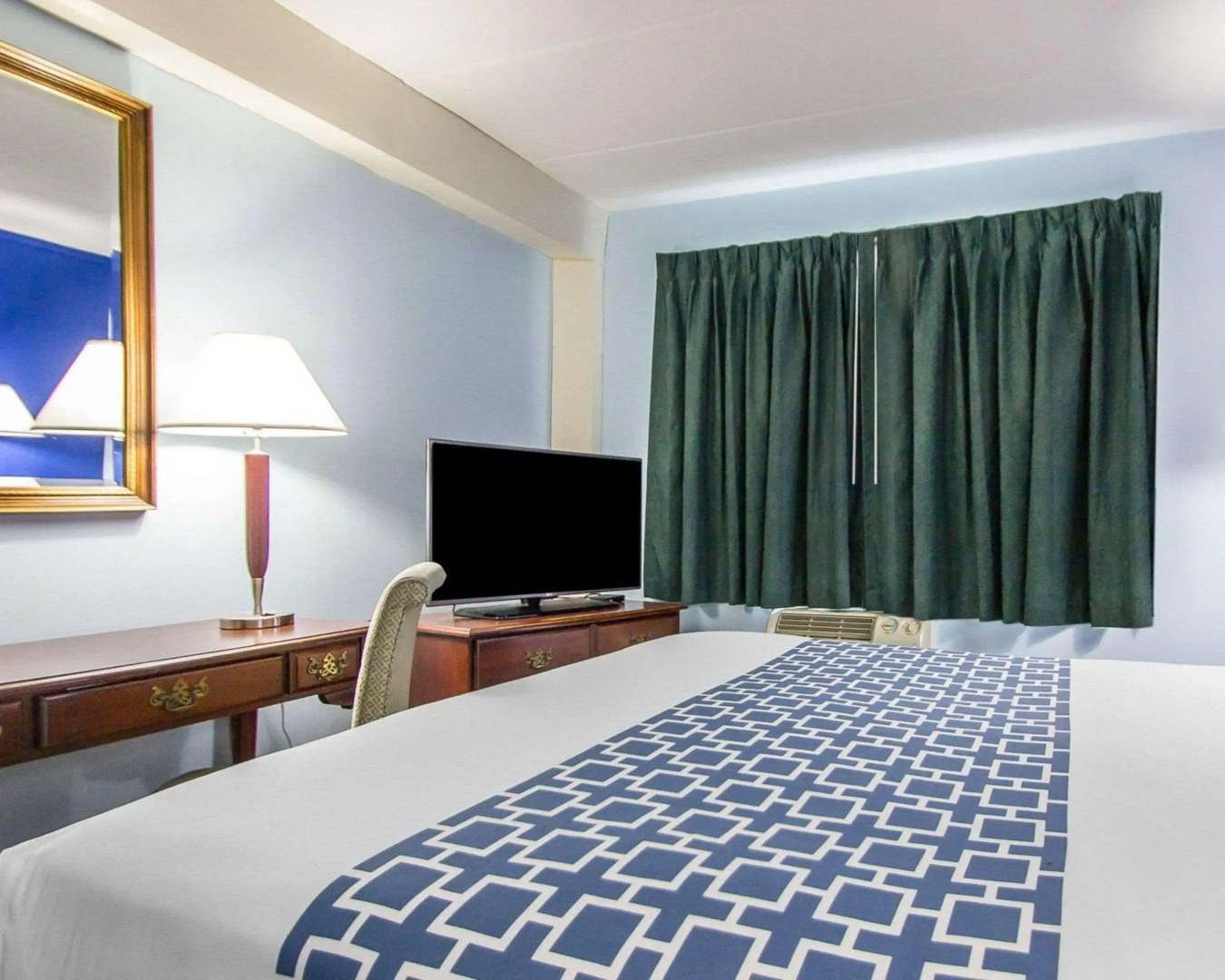 Econo Lodge Inn & Suites Windsor Locks Bradley Airport