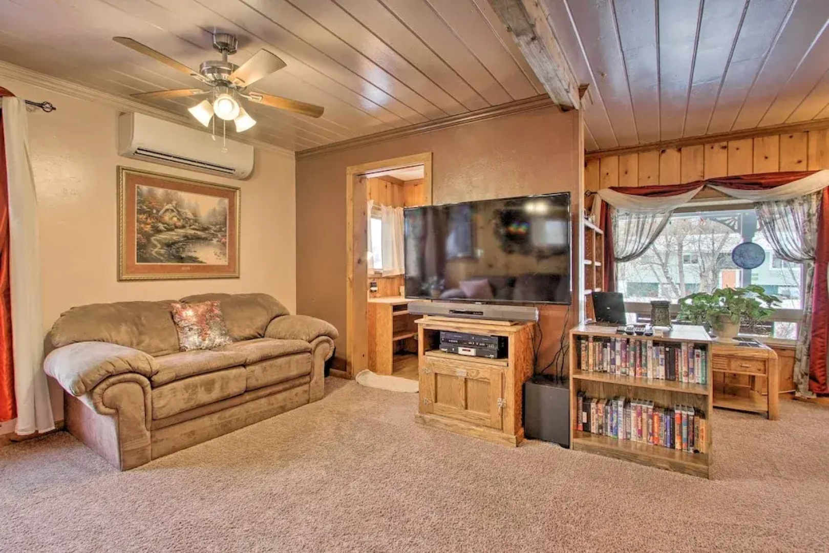 Cozy Home w/ Hot Tub: Half Mi to Salmon River!