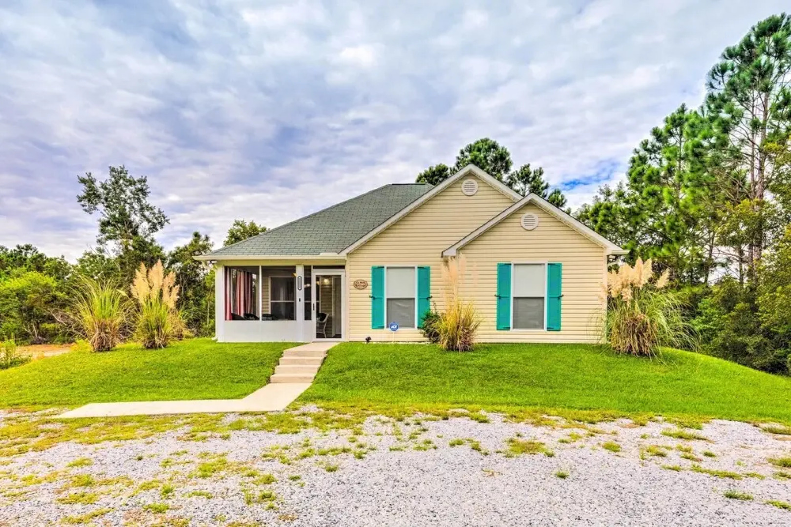 Secluded 'La Mer Cottage' < 1 Mi to Beach!
