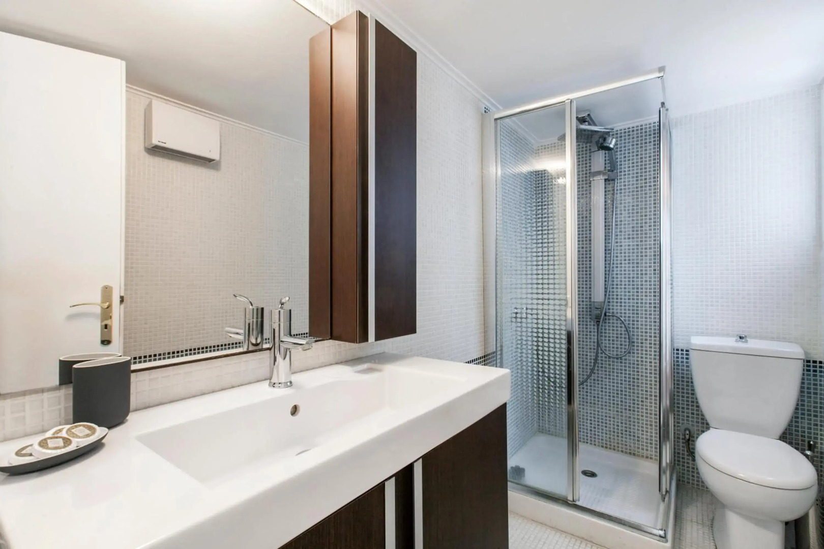 Trendy Minimal Flat in posh Athens