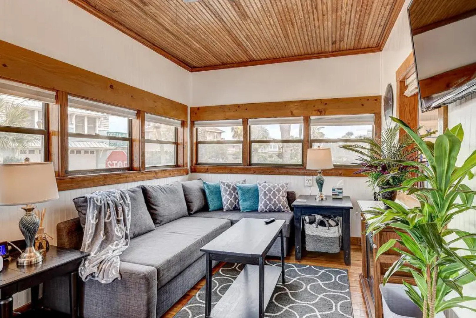 Atlantic Shores Getaway steps from Jax Beach Private House Pet Friendly Near to the Mayo Clinic - UNF - TPC Sawgrass - Convention Center - Shopping Malls - Under 3 Hours from DISNEY