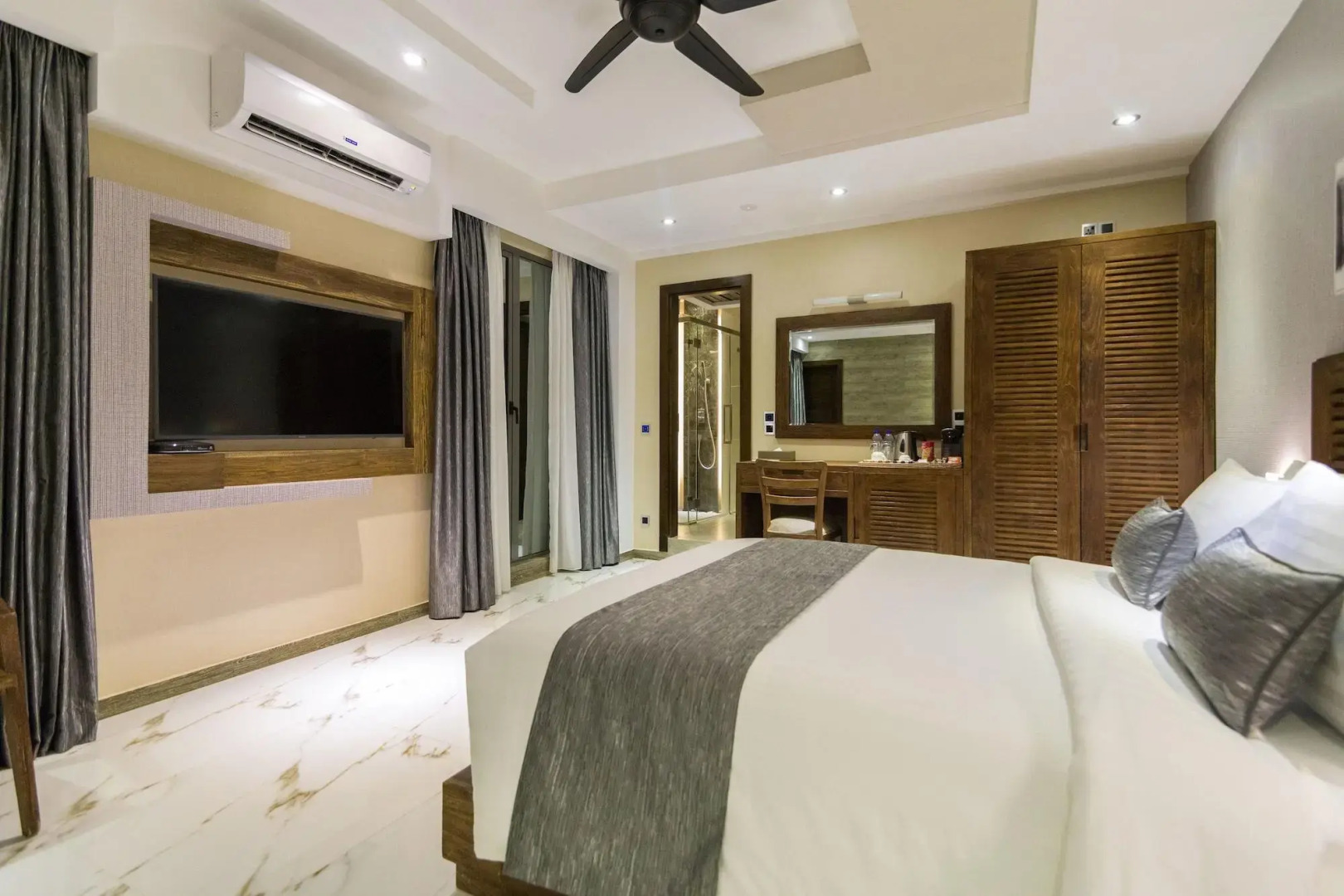 Отель Samann Grand