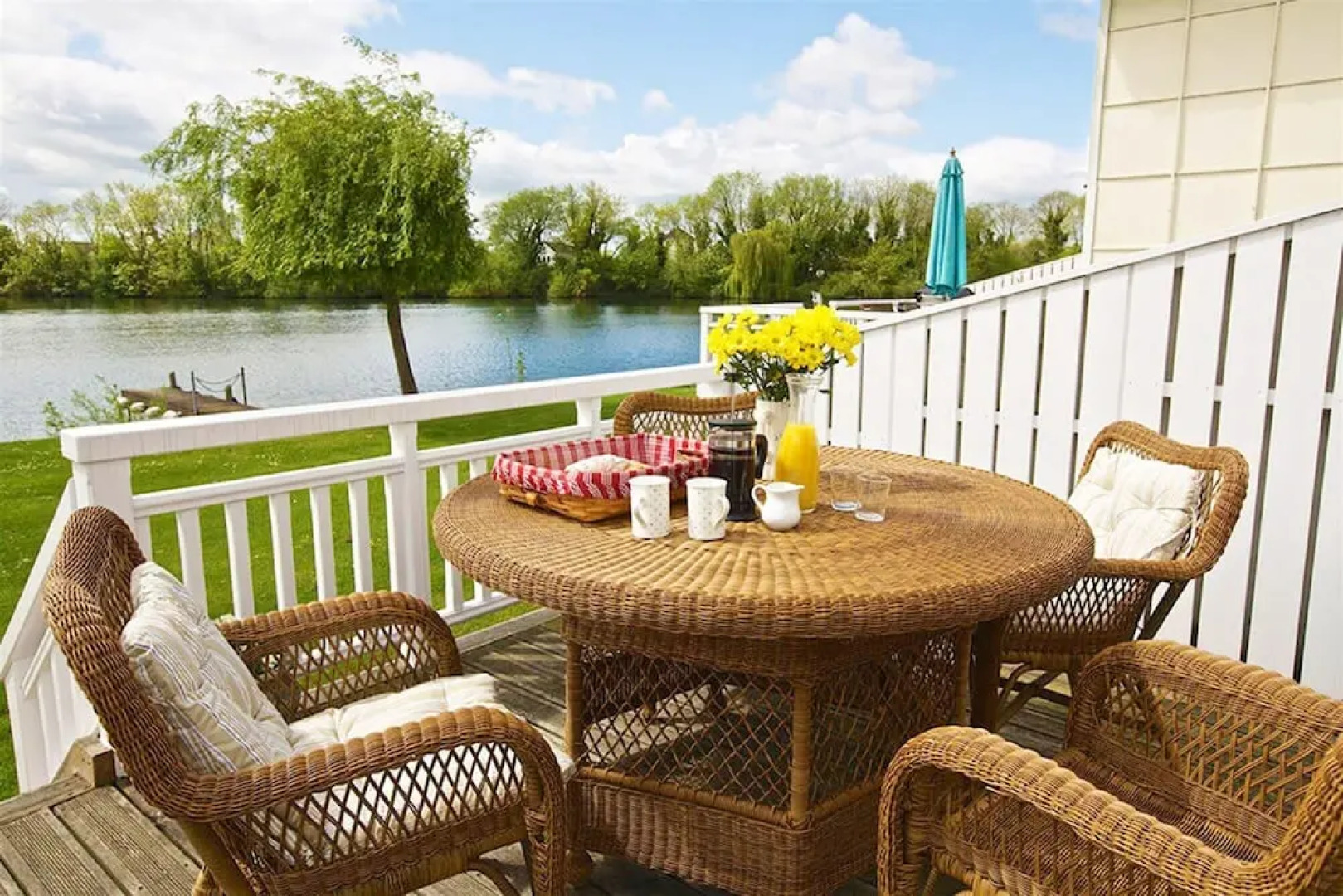 Stylish New England lakeside retreat in the Cotswold Water Park