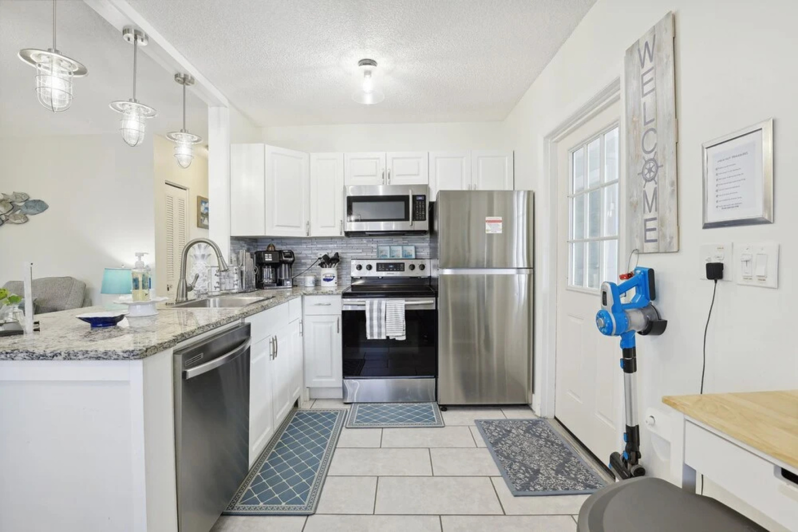 Boat Lovers Paradise: Walk to Private Beach!