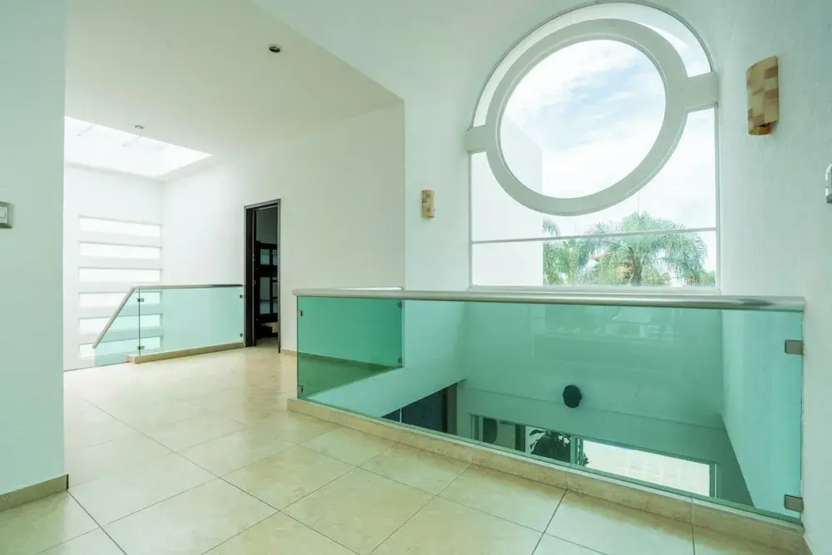 Spacious 5 Bedroom Oasis with Pool & BBQ