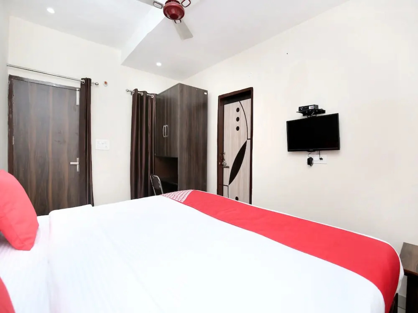 OYO 15620 Hotel Dynasty