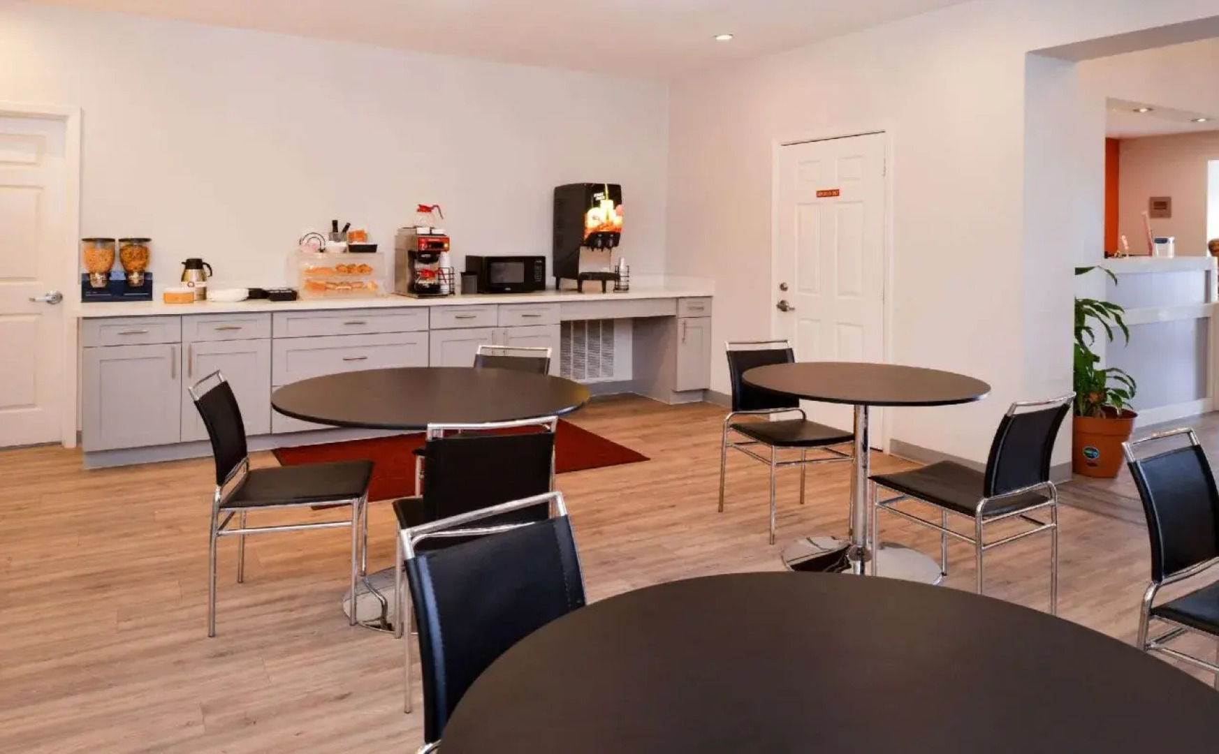 Econo Lodge & Suites