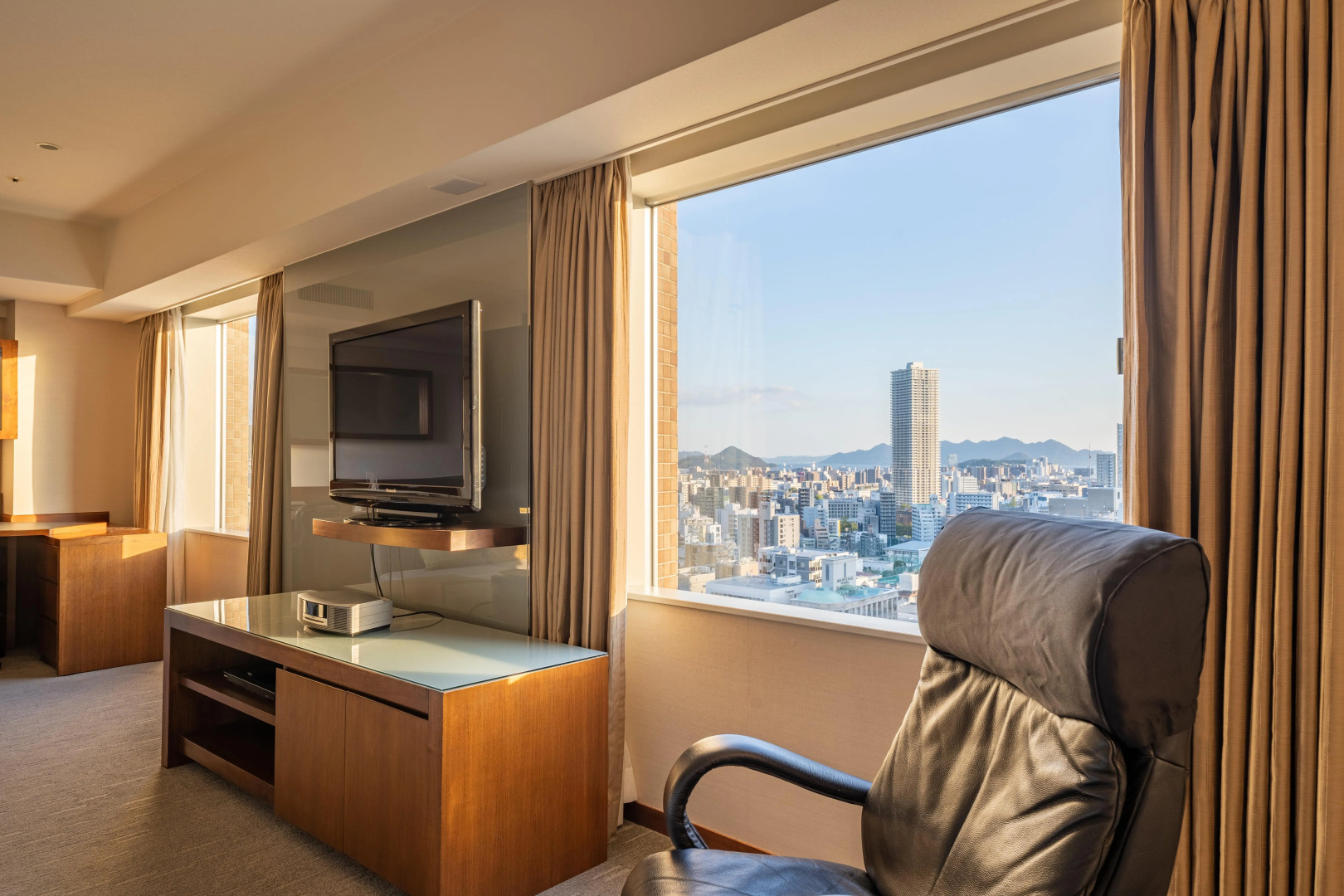 Отель ANA Crowne Plaza Hiroshima, an IHG Hotel