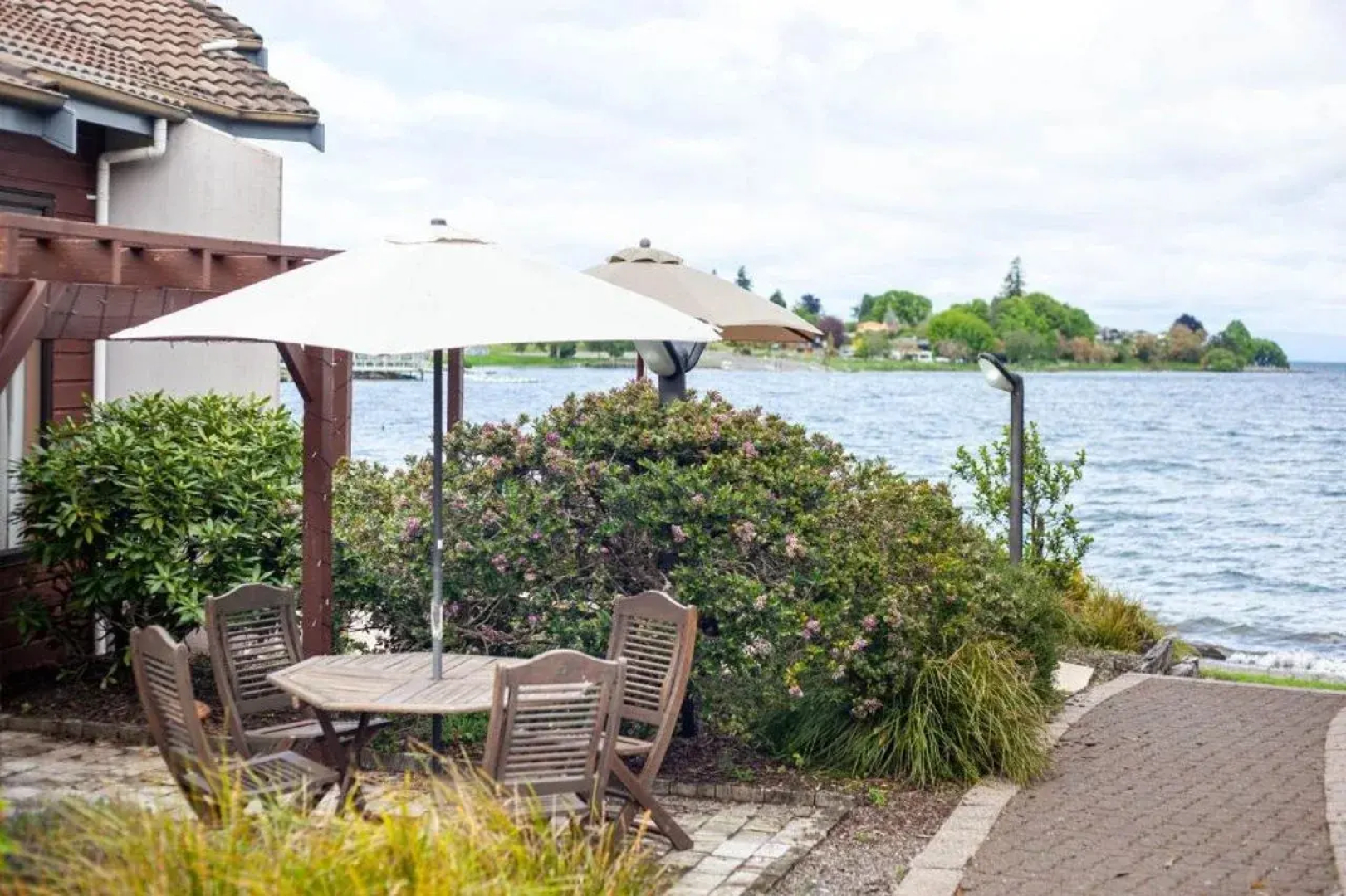 Cascades Lakefront Motel