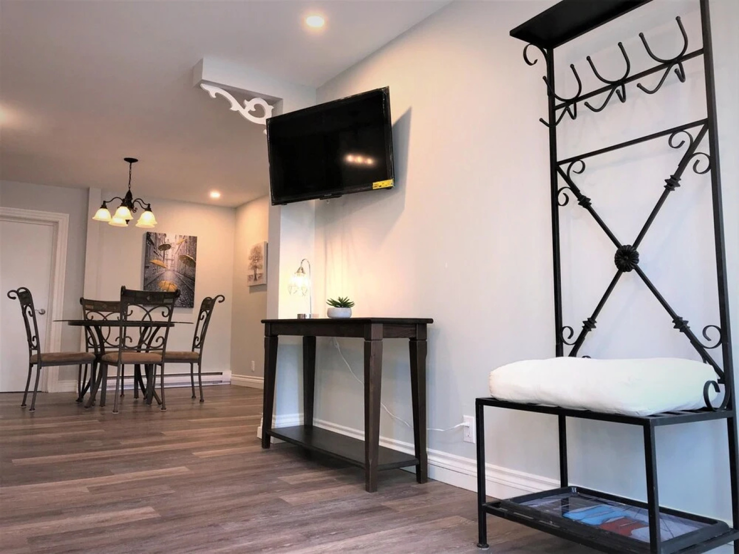 Esther's Place-Carleton Place Downtn Apartment