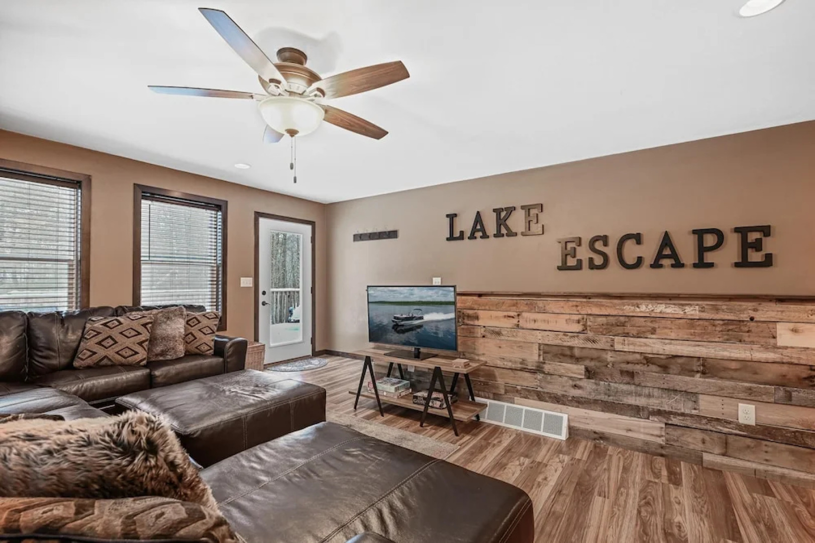 Tranquil Lakefront Oasis - Fire Pit Fishing BBQ