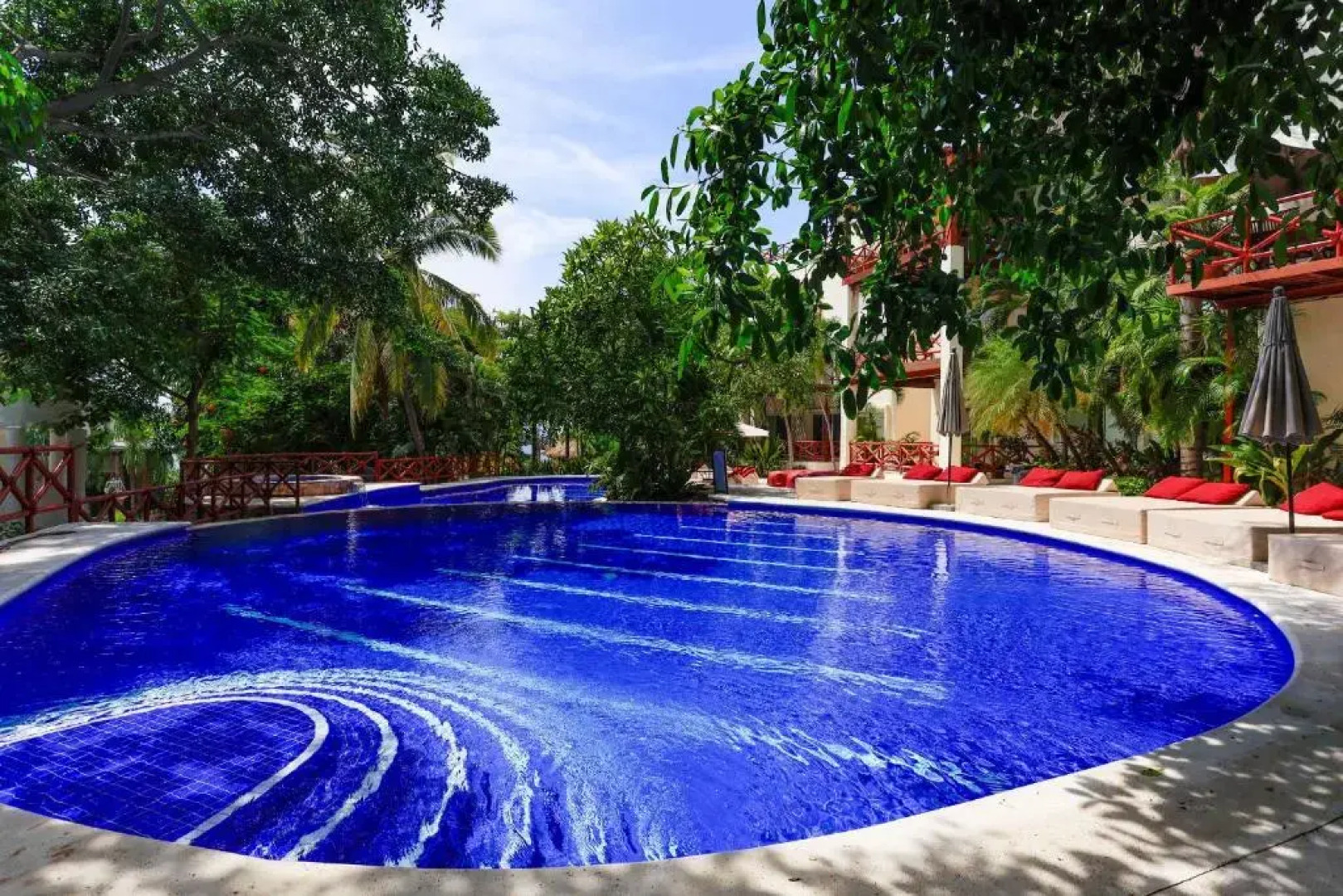 Pajaro de Fuego, Chelsea's Luxury Units