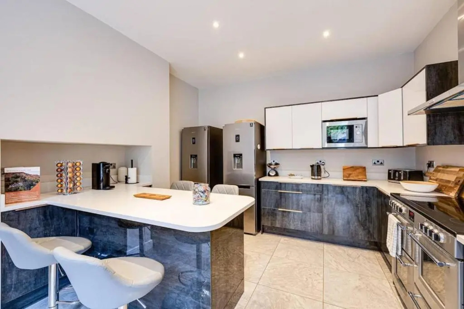 Delightful Holiday Home With sea Views and Hot Tub