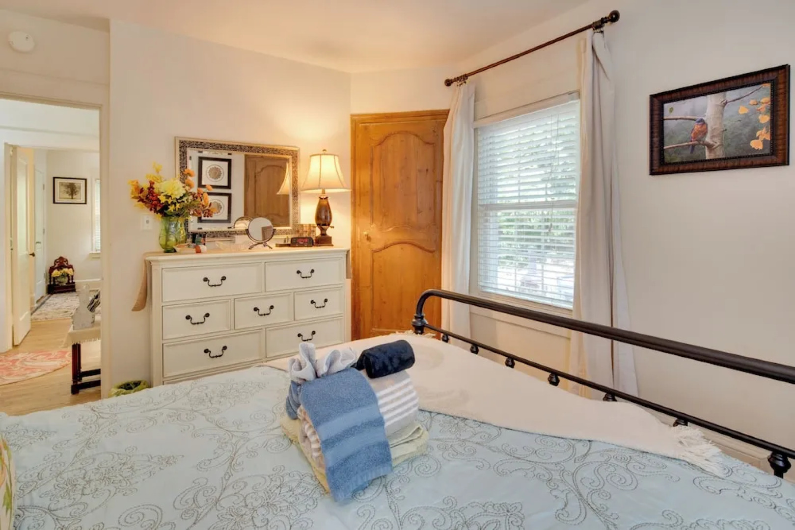 7 Mi to The Biltmore: 'Le Canard' Cottage w/ Porch