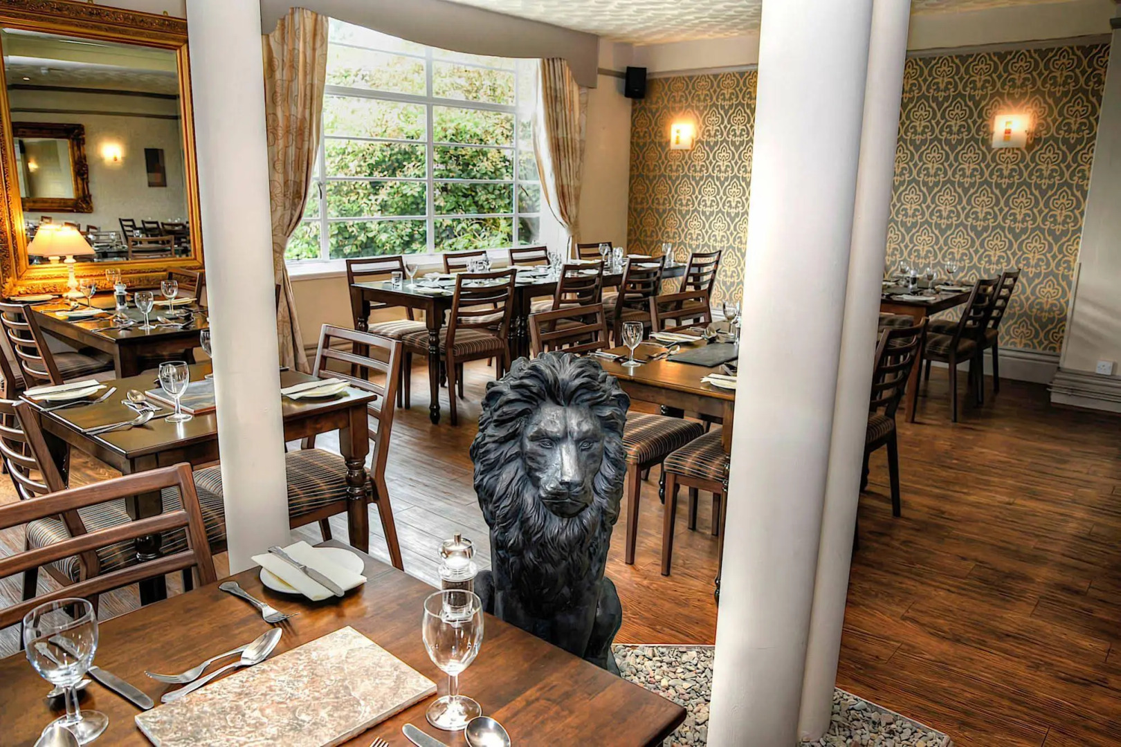 Lion Hotel and Studio Apartments