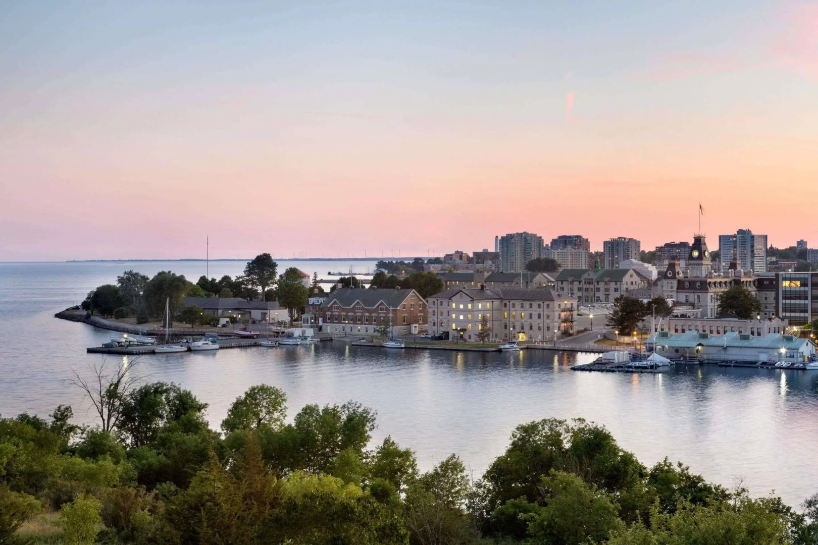 Travelodge Kingston LaSalle Hotel