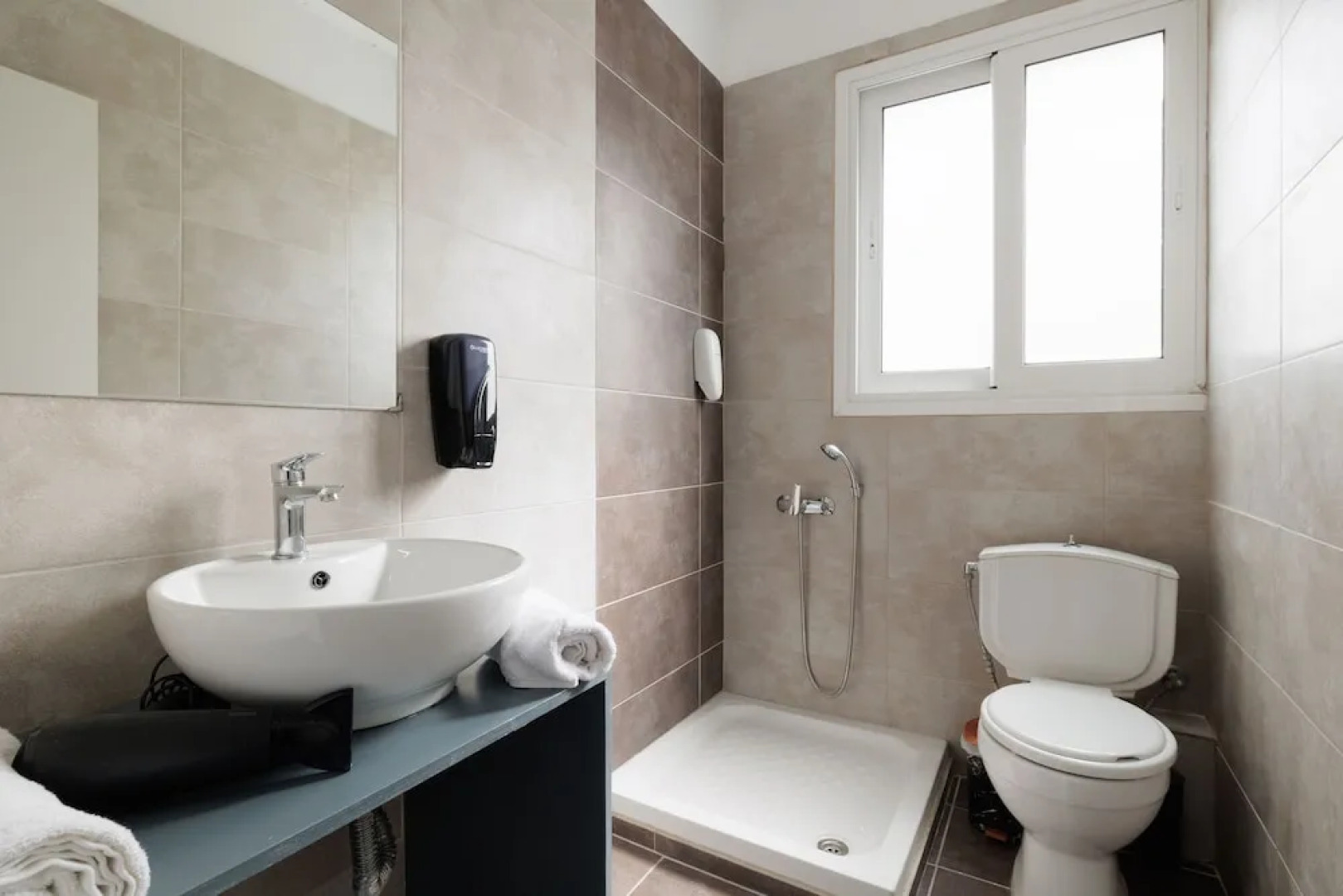 Local Hostel & Suites