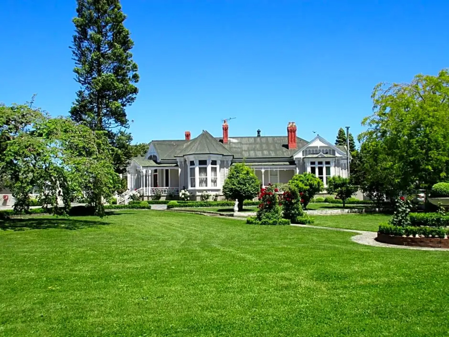 Valmai House & Motel