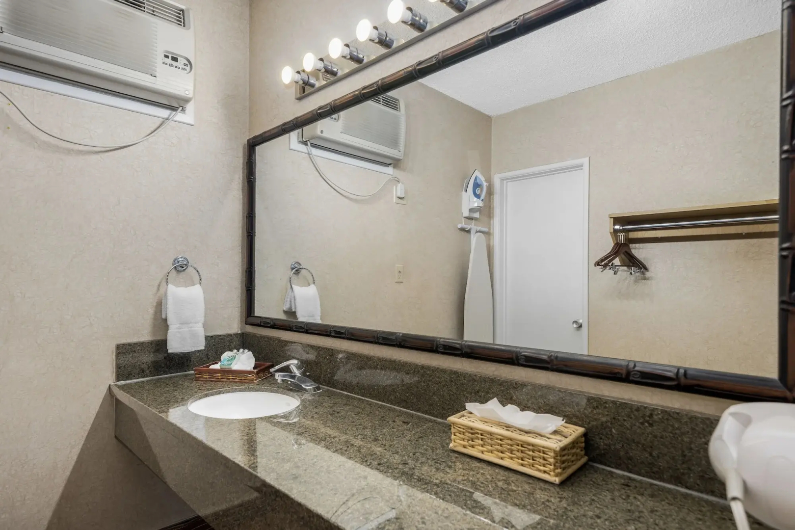 Caliente Tropics Hotel