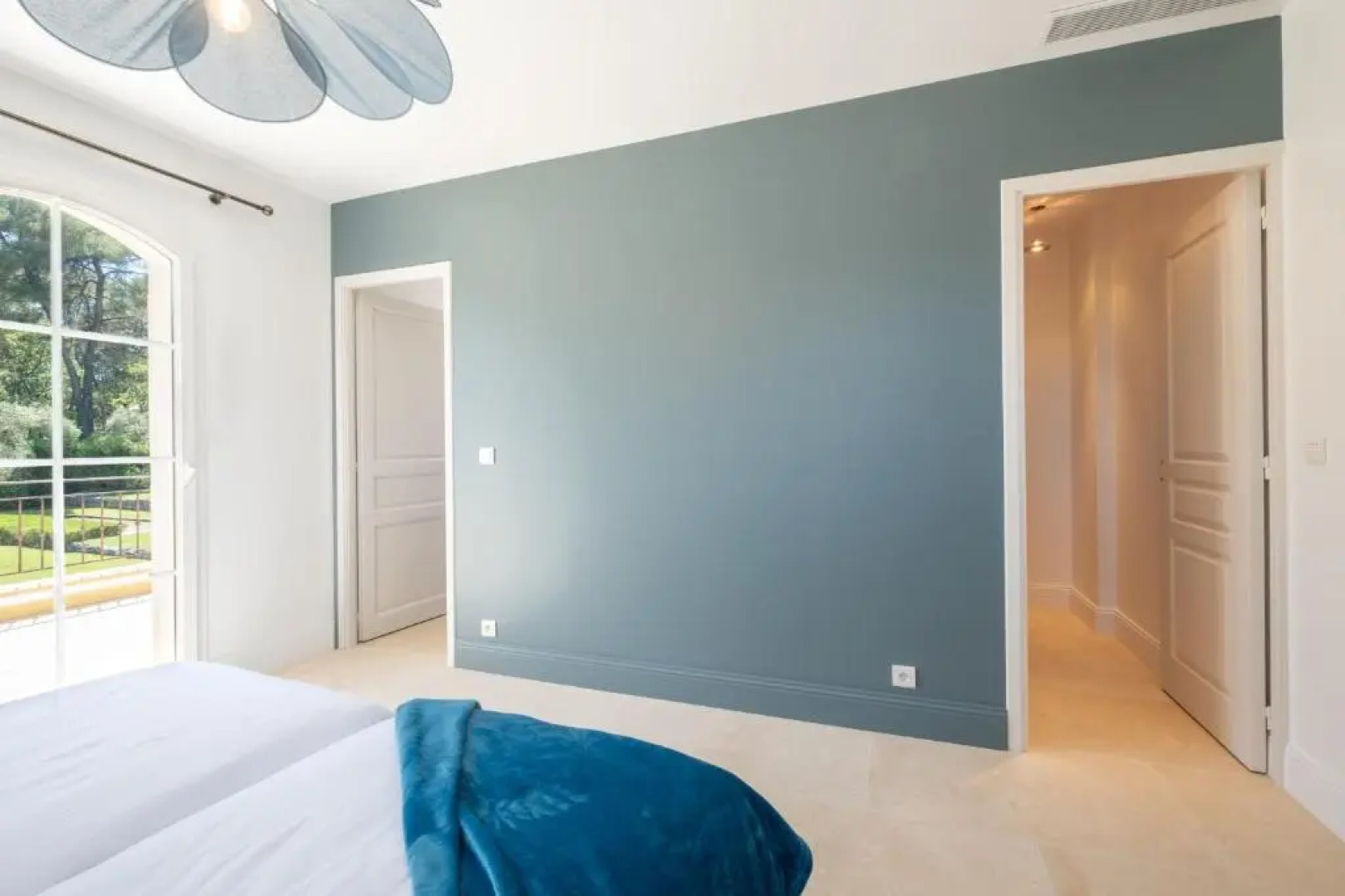 SERRENDY BIJOU de 280m2 au calme absolu avec piscine à débordement