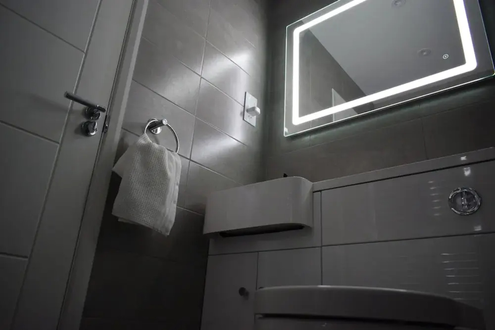 New Panoramic Riverview Apartment With Ev Plug