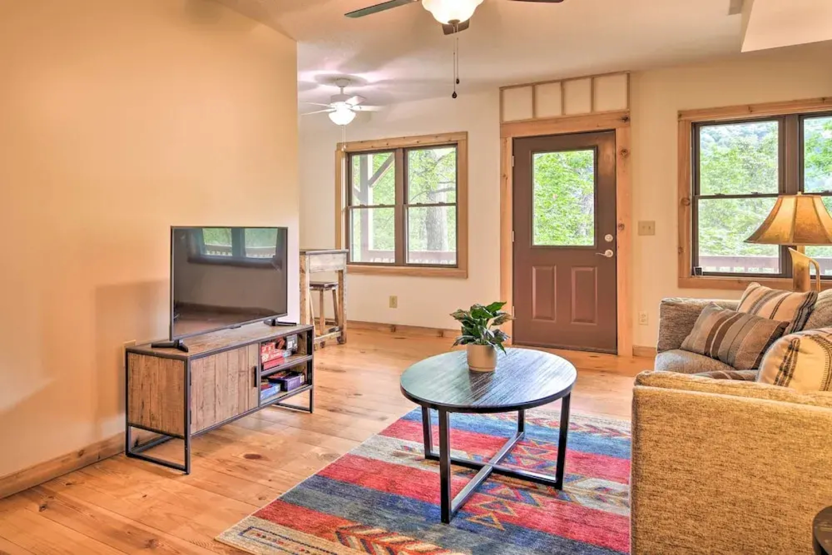 Decks & Mountain Views: Waynesville Getaway!