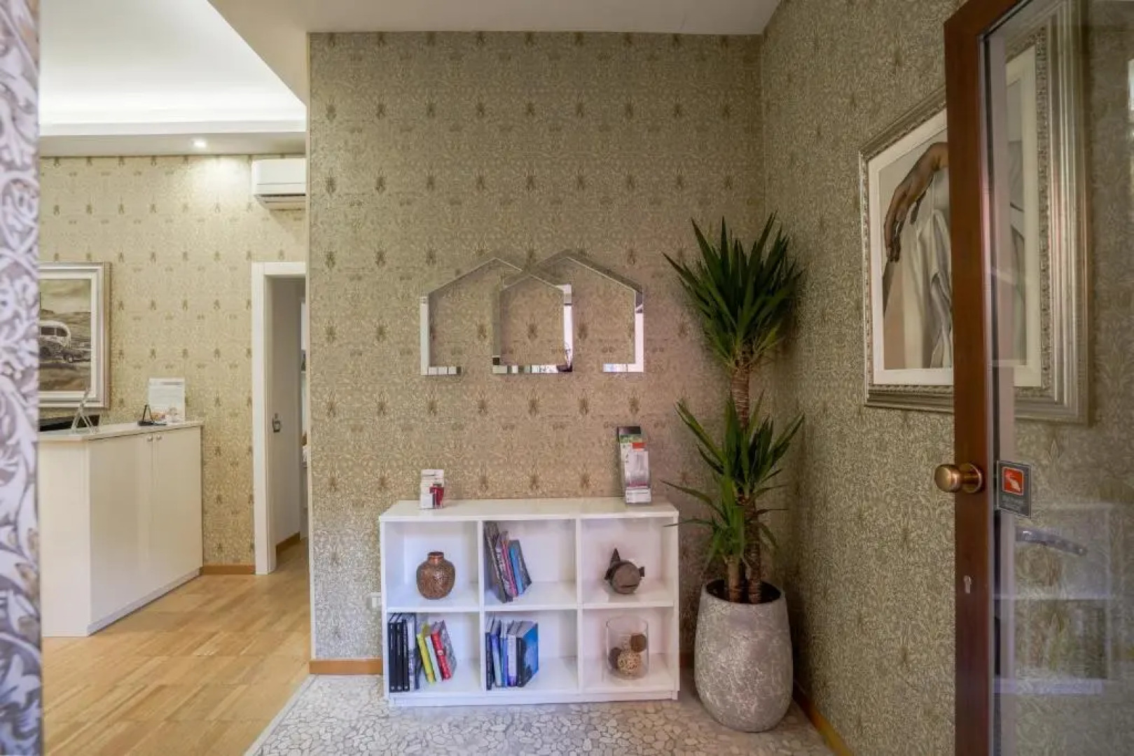 Monza City Rooms & Studios