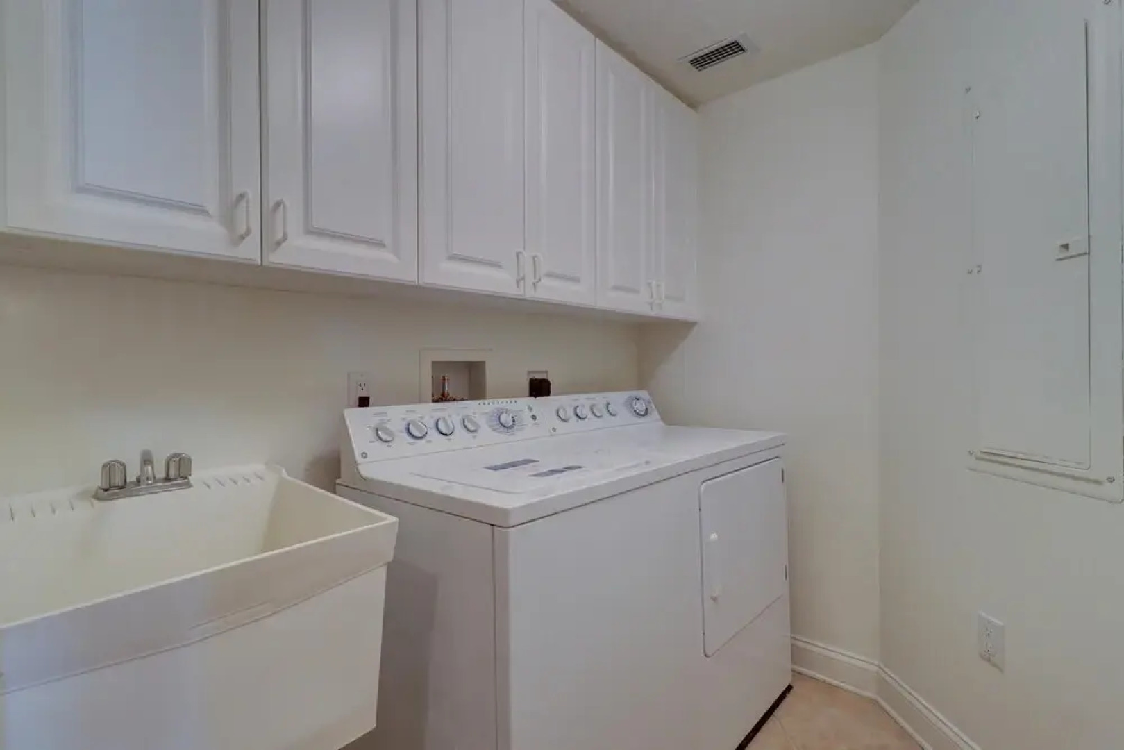 Stunning Beach Front 3 Bd Apartment @ Clearwater Belle Harbor 401