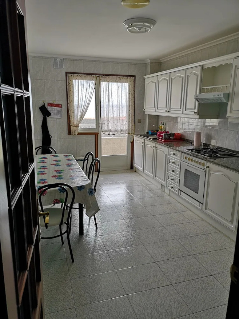 Amplio piso con garaje y vistas al mar