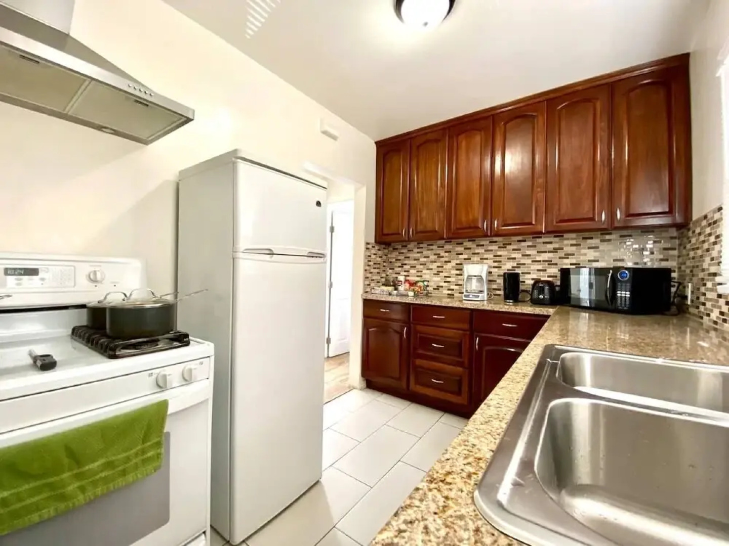 10 Min To The Beach! Perfect For A Family Or Friend Group. Self Check-in & Recently Renovated 2 Bedroom Apts by RedAwning