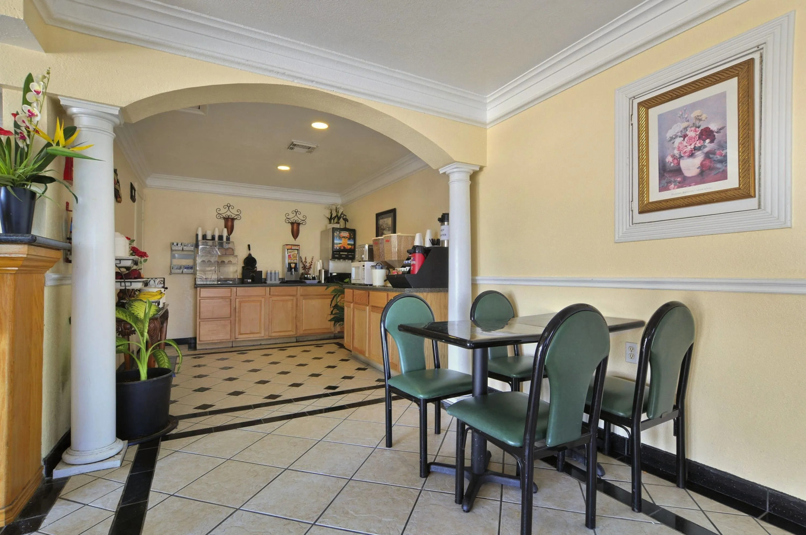 Hotel McCoy - Art, Libations, Pool Society