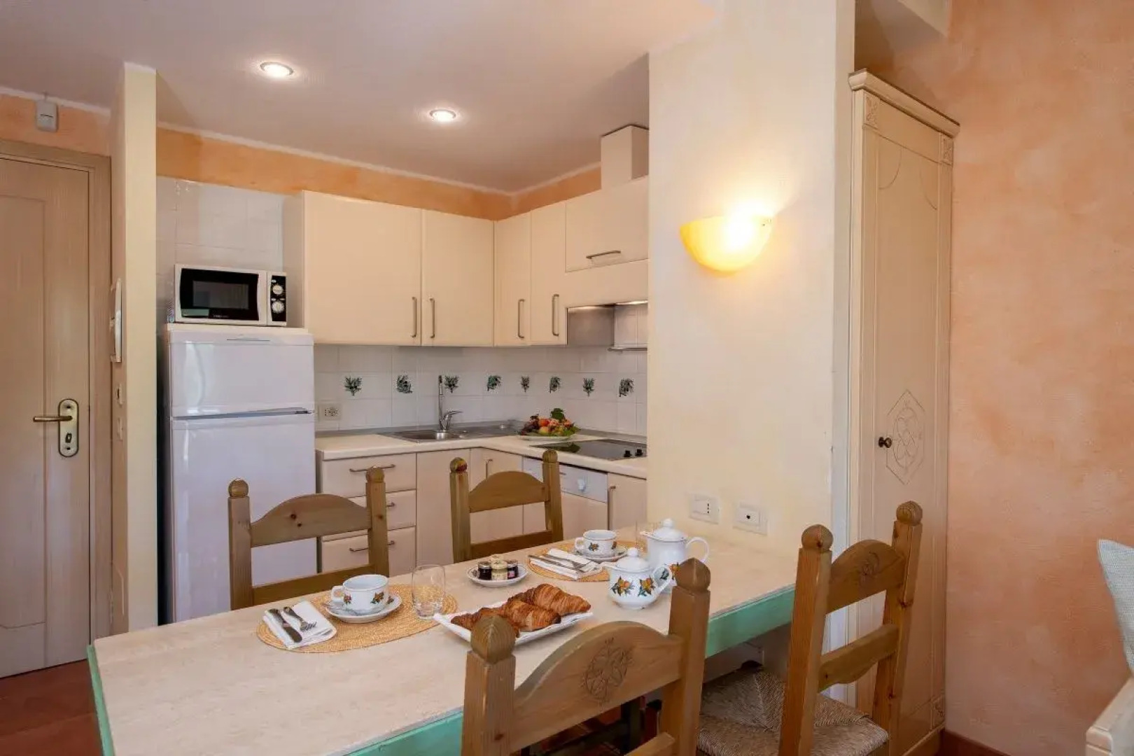 Lantana Resort Hotel & Apartments