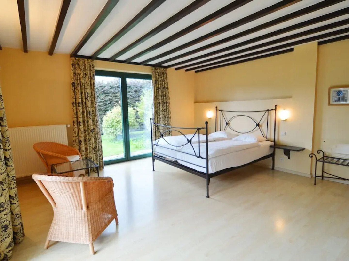 Scenic Villa Near Lake View