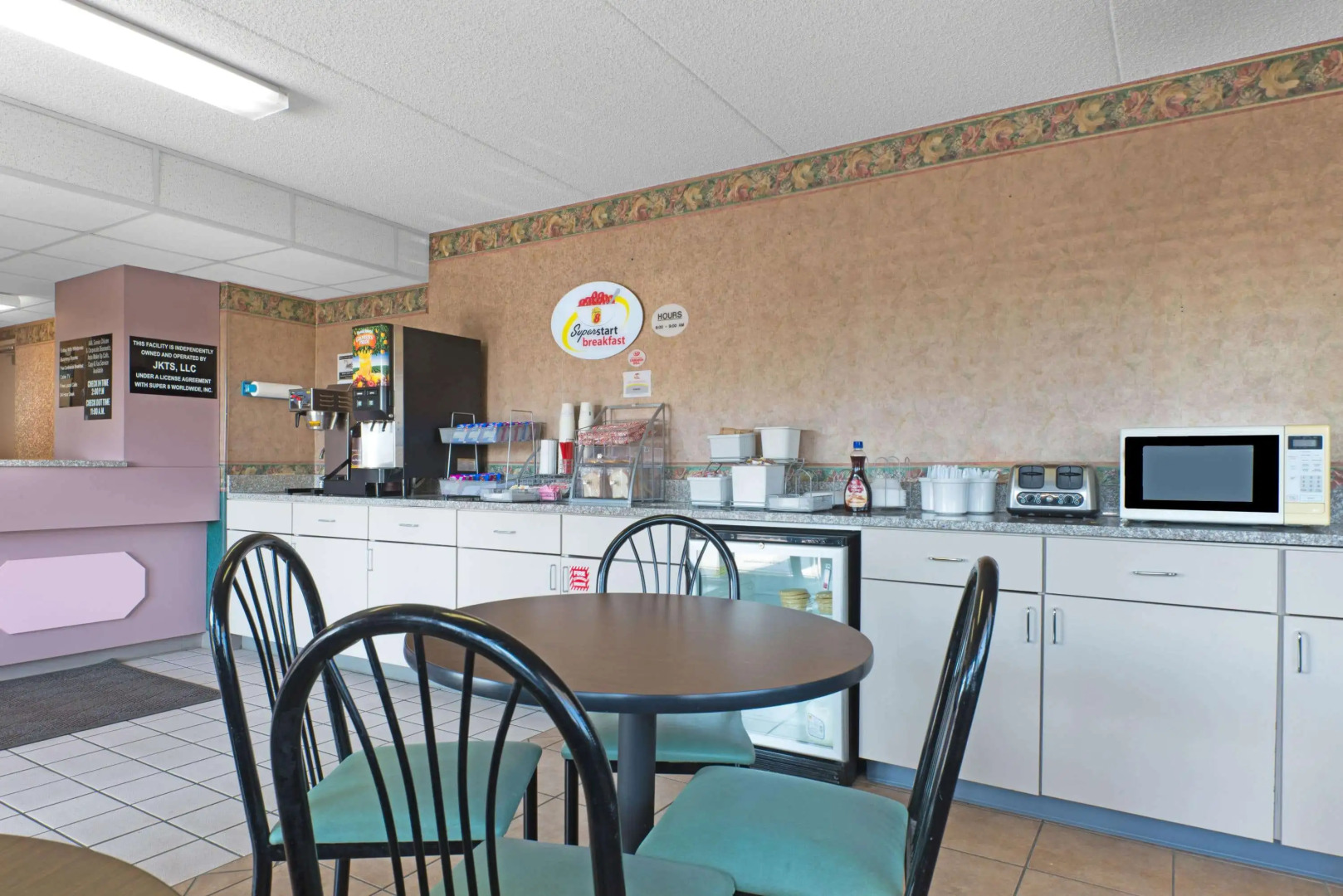 Super 8 by Wyndham Wapakoneta