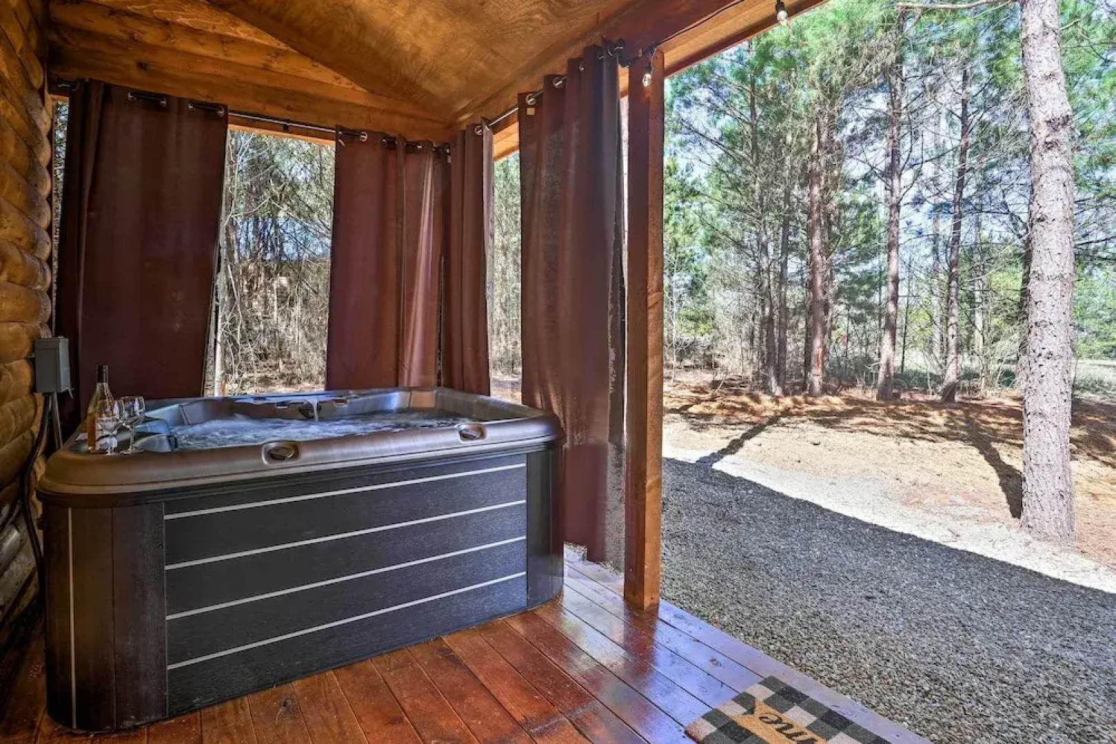 'the Breeze' - Broken Bow Cabin w/ Hot Tub & Deck!
