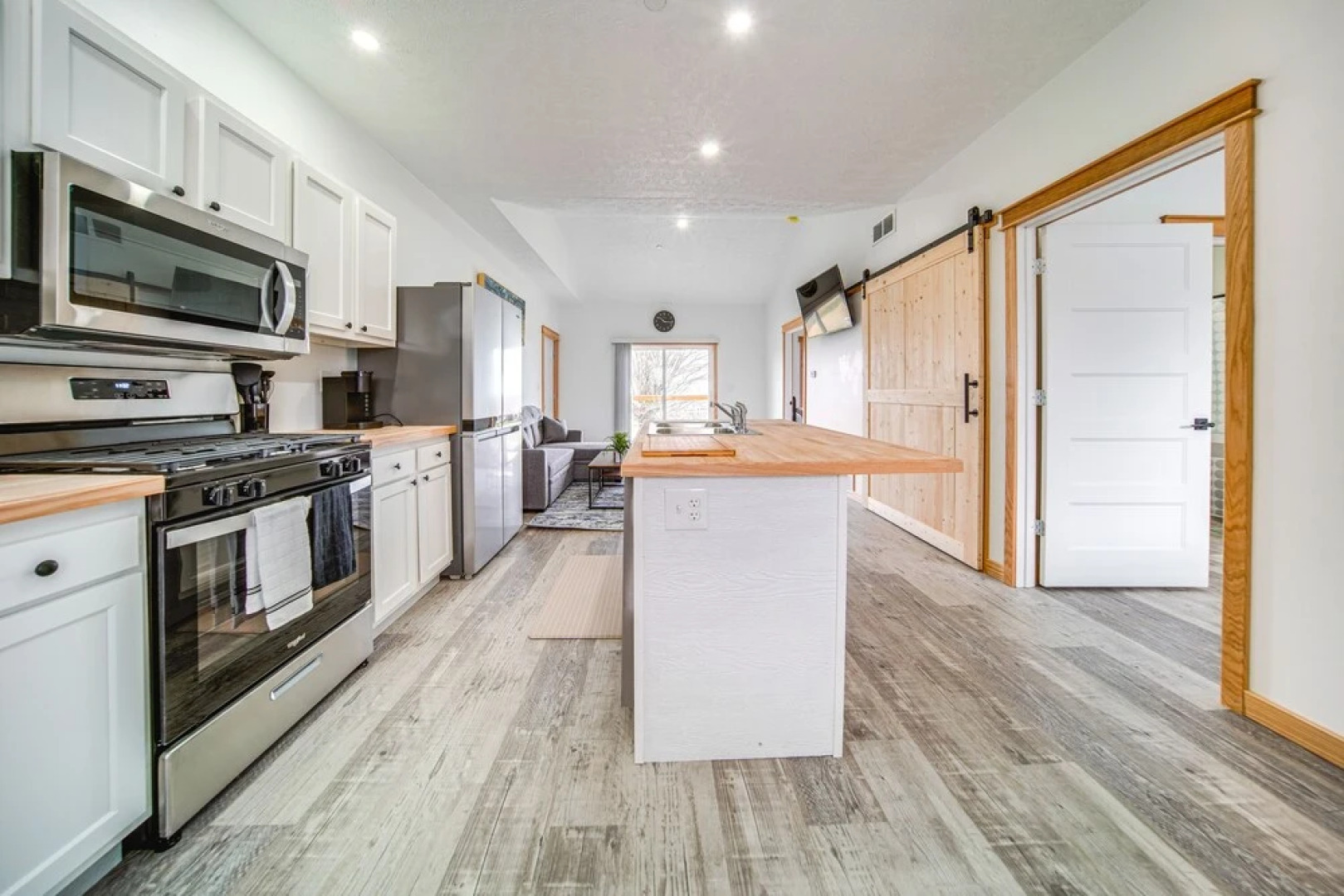 Balcony+ Golf Course View: Quiet Erie Getaway