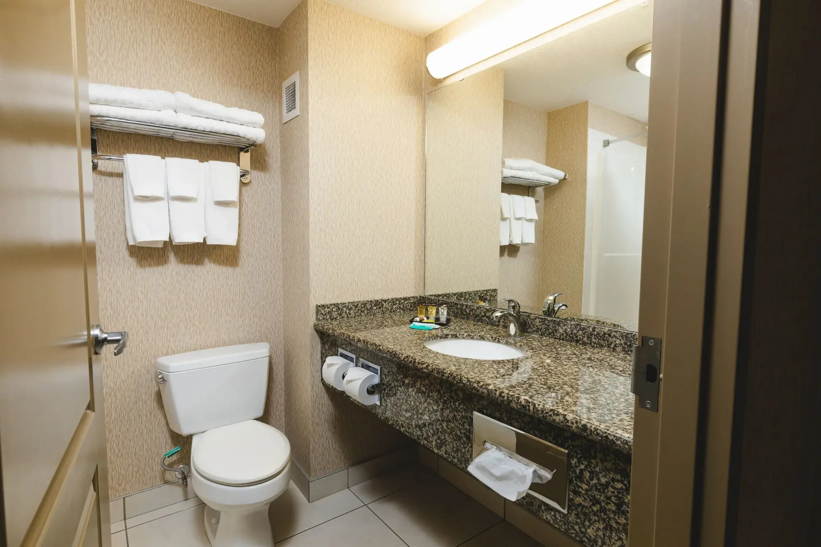 Redwood Inn & Suites - Grande Prairie