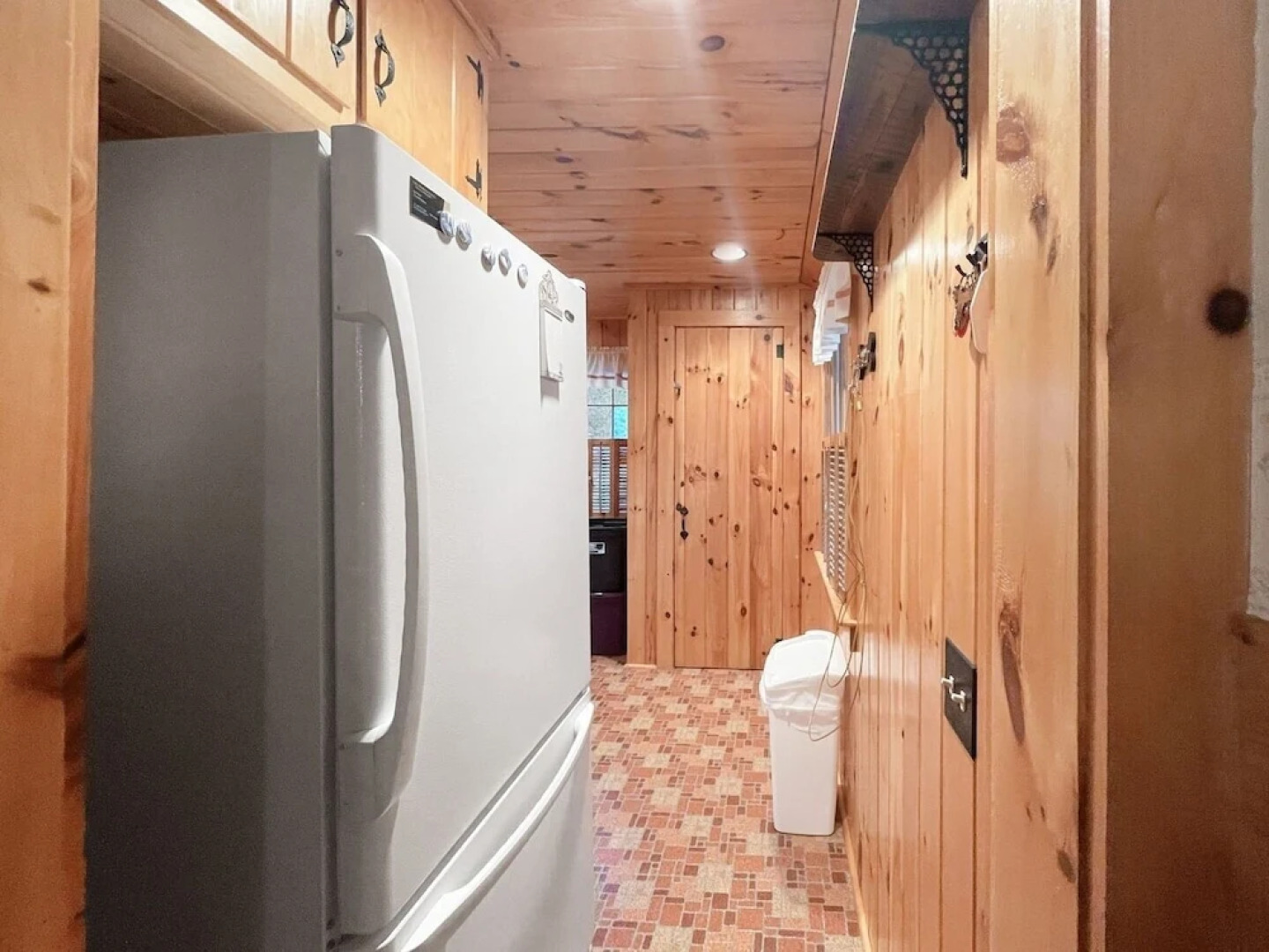 Dewey Cottage - Y854 Adorable Cottage Close To Long Sands Beach And Short Sands 4 Bedroom Home by RedAwning