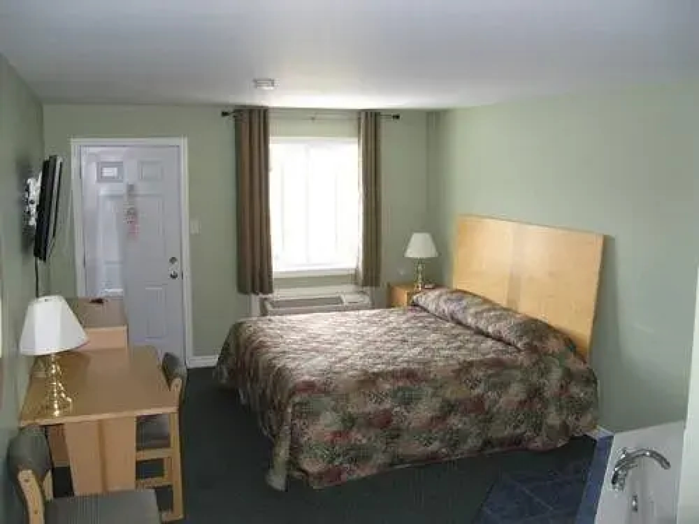 Perth Plaza Inn & Suites