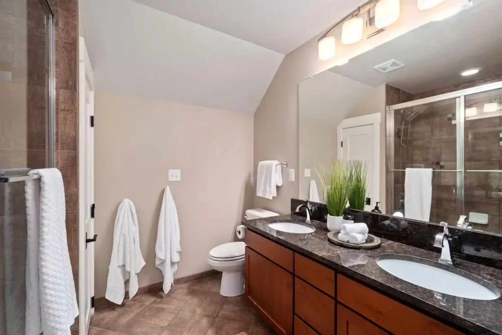 Outstanding Home, Incredible Views, Near Reservoir!