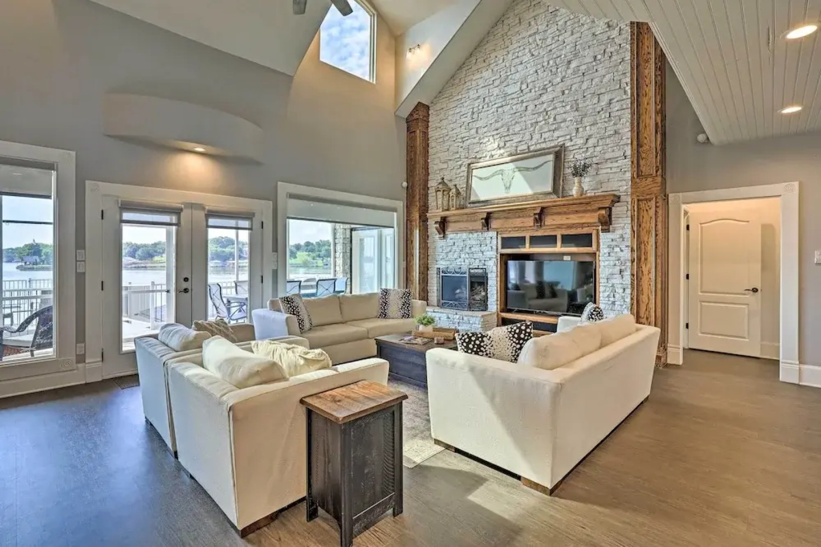 Lavish Lake House, Near Vineyards + Marinas!