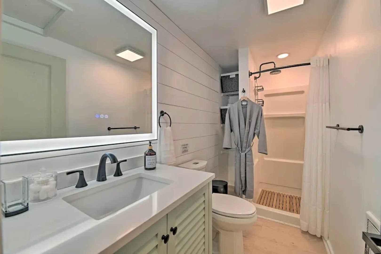 Modern Apartment: Near Hiking & Race Course